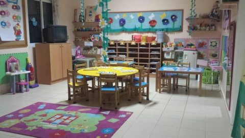 Une salle de classe et son grand tapis coloré