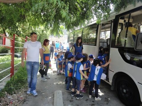 Départ en sortie : les enfants montent dans le bus