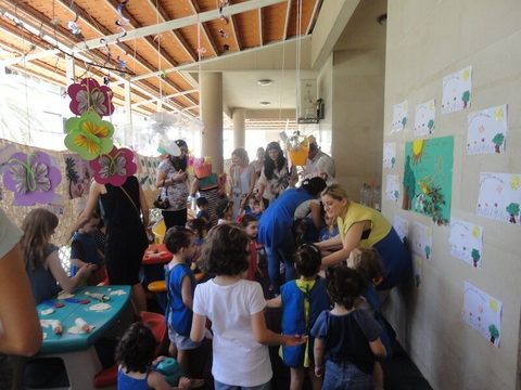 Activité sous le préau avec les parents