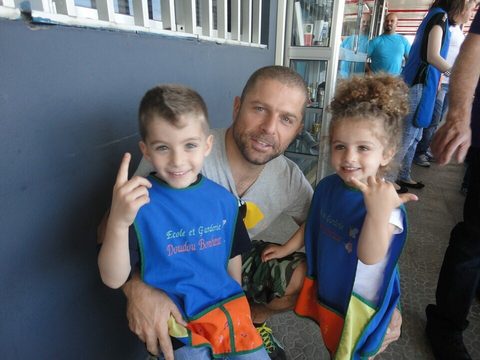 Un papa et deux enfants tout sourire