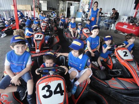 Les enfants au volant des karts