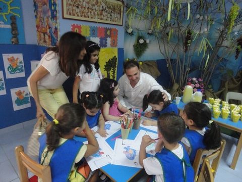 Un atelier avec les enfants autour des tables