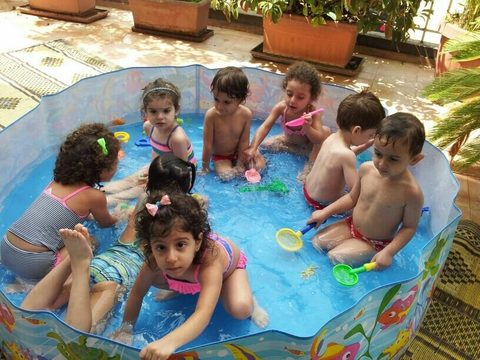 Baignade dans la piscine gonflable
