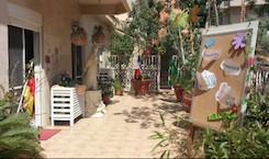 L’entrée de l’école et son jardin