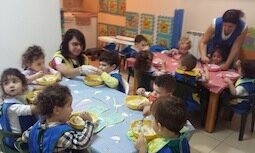 Les bébés à table avec les éducatrices