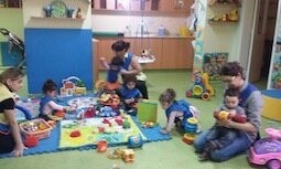 Les bébés jouent sur les tapis d’éveil