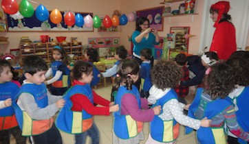 Une ronde avec les éducatrices sous les ballons