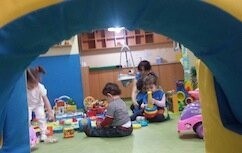 Les petits dans la salle de jeux