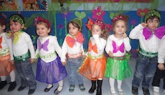 Des enfants déguisés en papillons et en fleurs