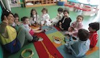 Les enfants assis en classe