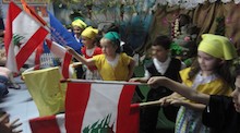 Des enfants avec des drapeaux libanais