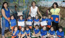 L’équipe et les enfants avec leurs diplômes