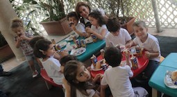 Les enfants à table pour le repas