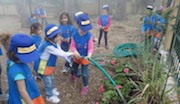 Les enfants jardinent à l’extérieur